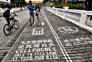 cellphone-sidewalk-chongqing-3[6]