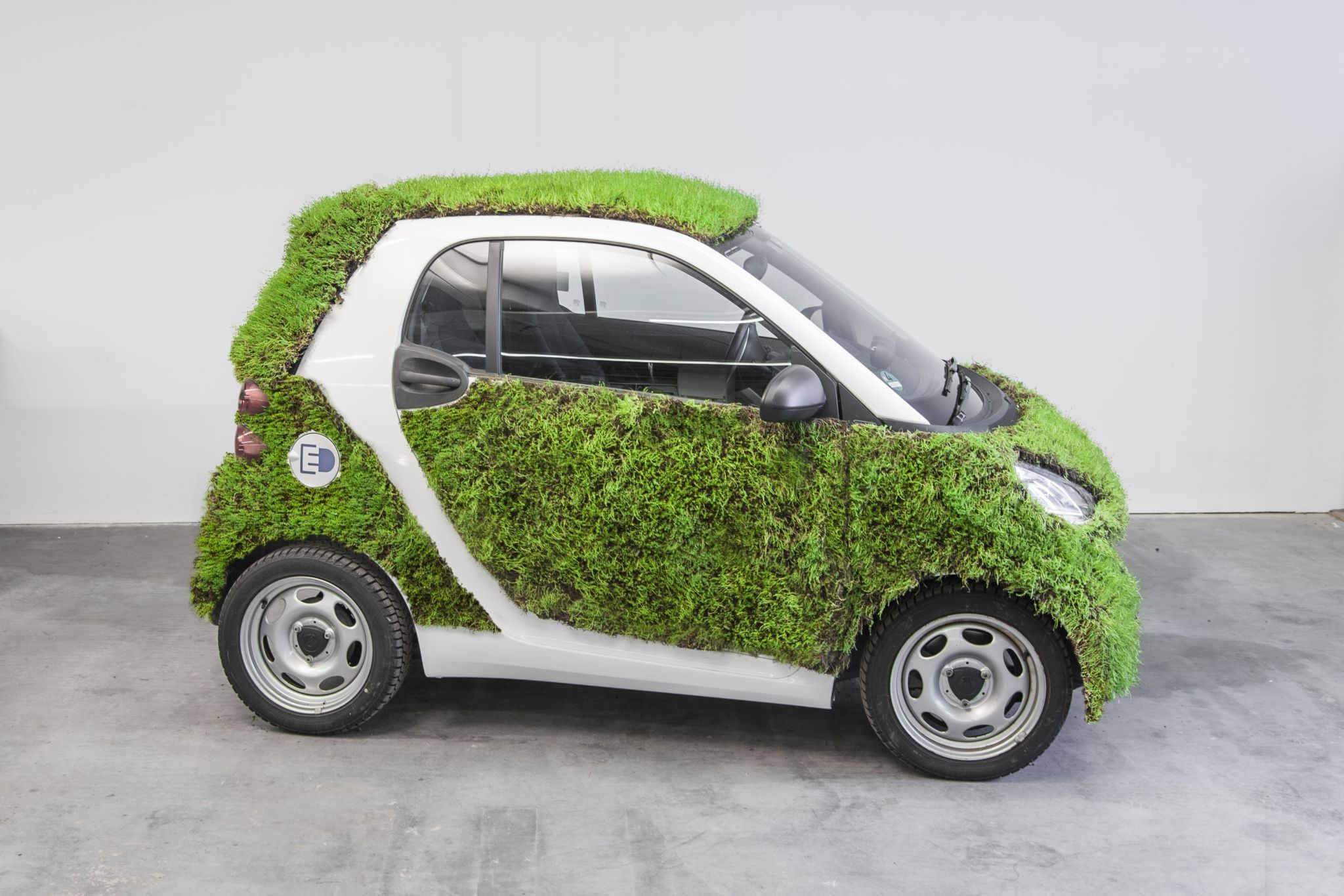 smart-fortwo-takes-the-green-car-thing-a-bit-too-literally_1